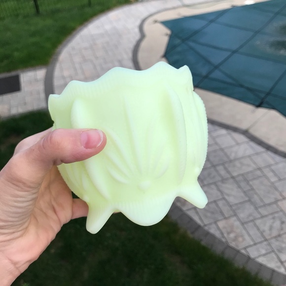 Beautiful Fenton Bowl & Cover Uranium Glass Cactus Milk Glass 1959-1962 - Picture 4 of 6